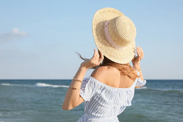 Žena Slamákem Blízkosti Moře Slunečného Dne — Stock fotografie