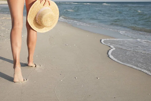Kobieta Słomkowym Kapeluszu Spaceruje Plaży Pobliżu Morza Zbliżenie — Zdjęcie stockowe