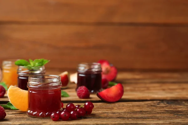 Vasetti Marmellate Ingredienti Freschi Sul Tavolo Legno Spazio Testo — Foto Stock