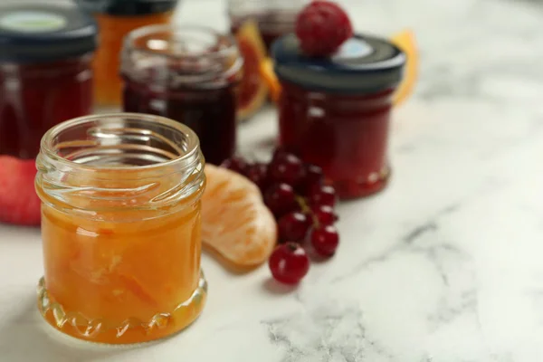 Marmeladenglas Auf Weißem Marmortisch Nahaufnahme Raum Für Text — Stockfoto