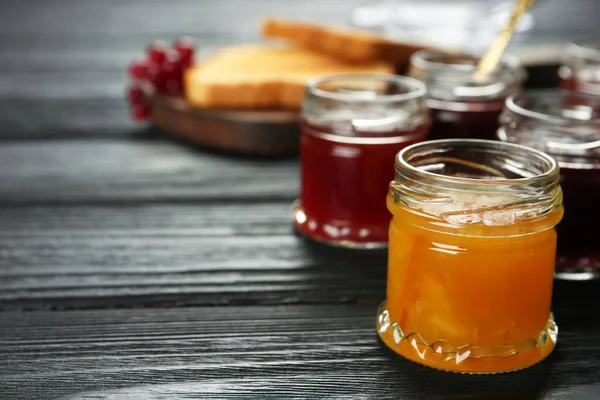 Gläser Mit Verschiedenen Marmeladen Auf Schwarzem Holztisch Platz Für Text — Stockfoto