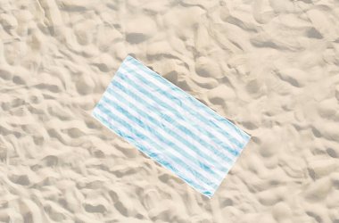 Kumsalda çizgili plaj havlusu, hava manzaralı.