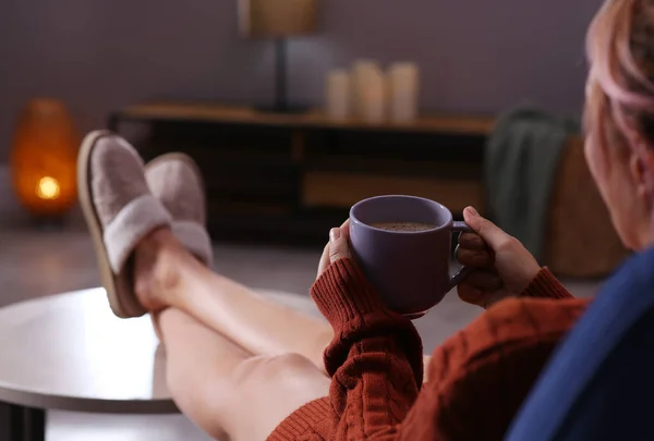 Mujer Con Taza Café Aromático Relajante Casa Primer Plano Espacio — Foto de Stock