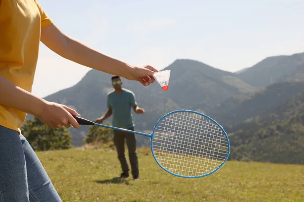 Coppia Che Gioca Badminton Montagna Nella Giornata Sole — Foto Stock
