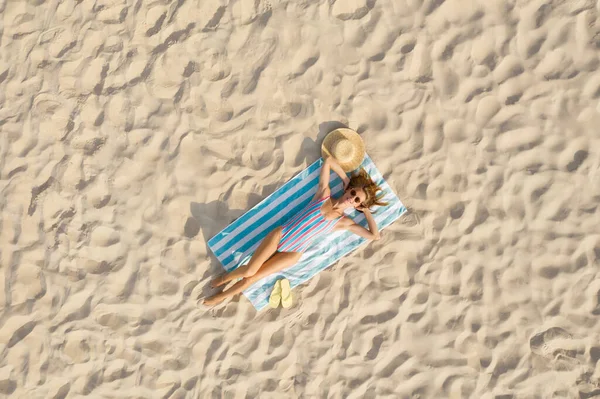 Mujer Tomando Sol Toalla Playa Costa Arena Vista Aérea —  Fotos de Stock