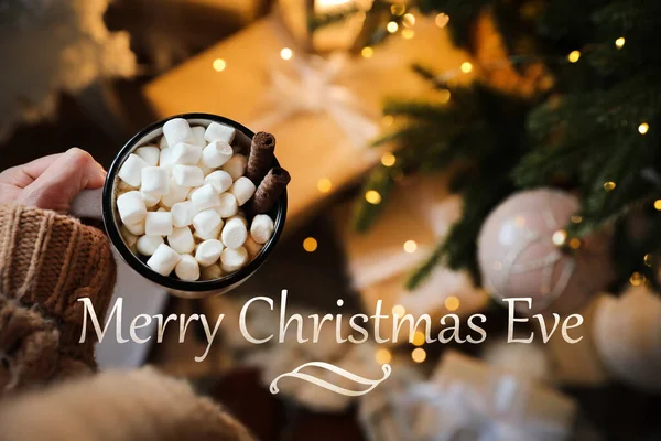 크리스마스 디자인 실내에서 맛있는 코코아를 컵들고 위에서 — 스톡 사진