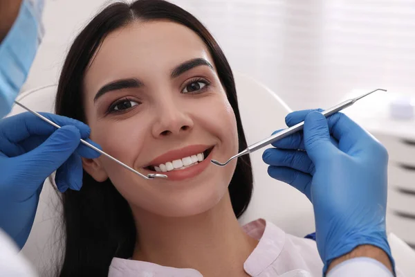 Dentiste Examinant Les Dents Jeune Femme Dans Une Clinique Moderne — Photo