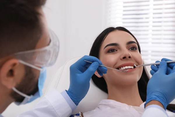 Zahnarzt Untersucht Zähne Junger Frau Moderner Klinik — Stockfoto