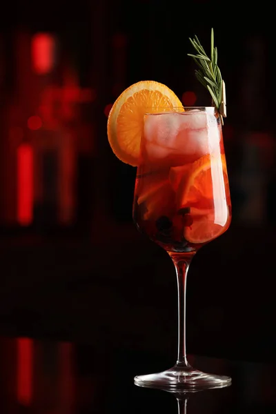 Delicious Sangria Κοκτέιλ Μαύρο Τραπέζι Στο Μπαρ — Φωτογραφία Αρχείου