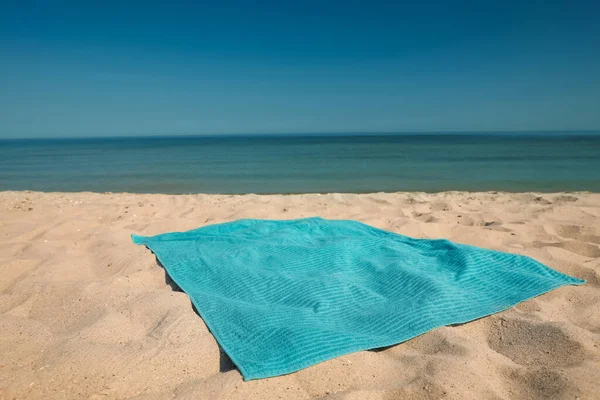 Türkisfarbenes Strandtuch Auf Sand Meer Platz Für Text — Stockfoto