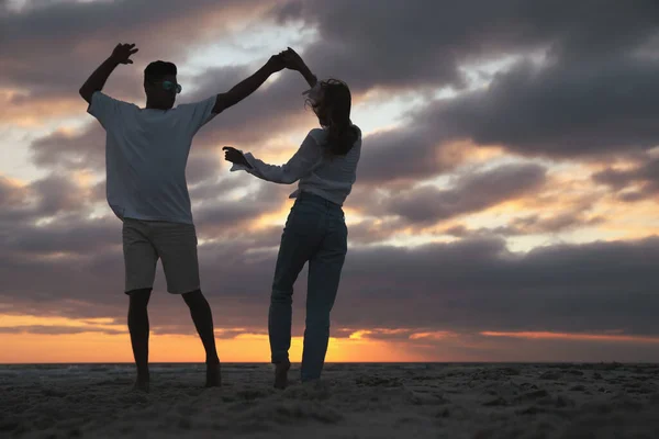 Gelukkig Paar Dansen Strand Bij Zonsondergang — Stockfoto