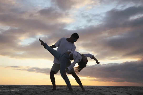 Glada Par Dansar Stranden Vid Solnedgången — Stockfoto