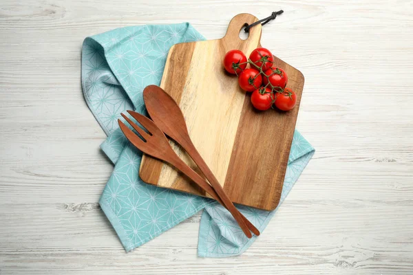 Snijplank Tomaten Kookgerei Witte Houten Tafel Plat Gelegd — Stockfoto