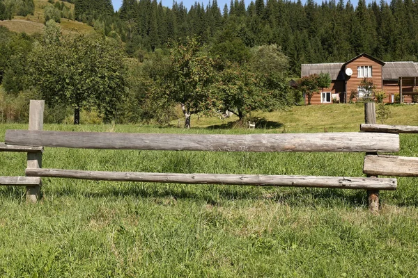 Bela Vista Paisagem Montanhosa Com Cerca Madeira — Fotografia de Stock