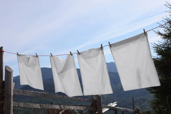 Çamaşır Açık Havada Çamaşır Tokaları — Stok fotoğraf