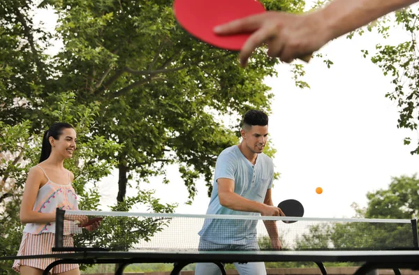 Amici Che Giocano Ping Pong All Aperto Giorno Estate — Foto Stock