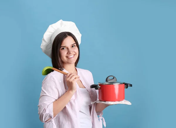 Jovem Feliz Com Panela Cozinha Concha Fundo Azul Claro Espaço — Fotografia de Stock