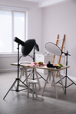 Fotoğraf stüdyosundaki masada lezzetli sandviçli profesyonel kamera ve kompozisyon. Yemek fotoğrafçılığı