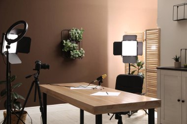 Odasında profesyonel ekipman bulunan modern blogcu işyeri