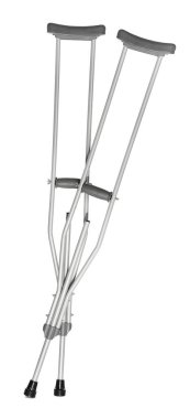 Beyaz arkaplanda bir çift koltuk değneği