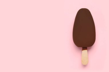 Pembe arka planda çikolata kaplı dondurma, üst manzara. Metin için boşluk
