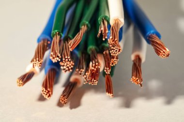 Işık arkaplanındaki elektrik kabloları, yakın plan görünümü
