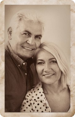 Yaşlı çiftin eski bir resmi. Aile ağacı portresi