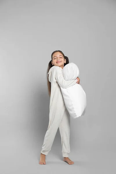 Aranyos Lány Fehér Pizsamában Ölelés Párna Világosszürke Háttér — Stock Fotó