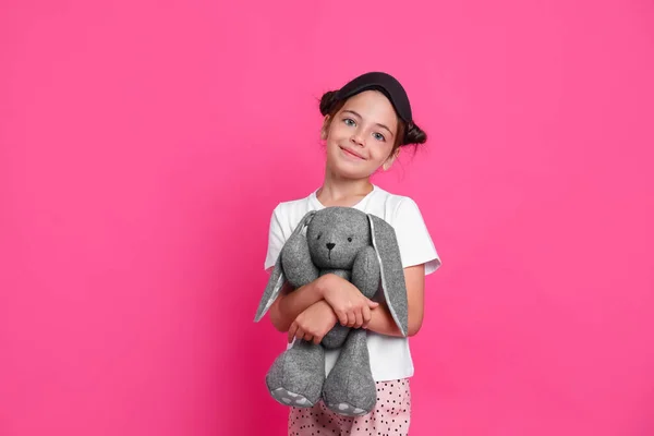 Menina Bonito Pijama Com Máscara Sono Coelho Brinquedo Fundo Rosa — Fotografia de Stock