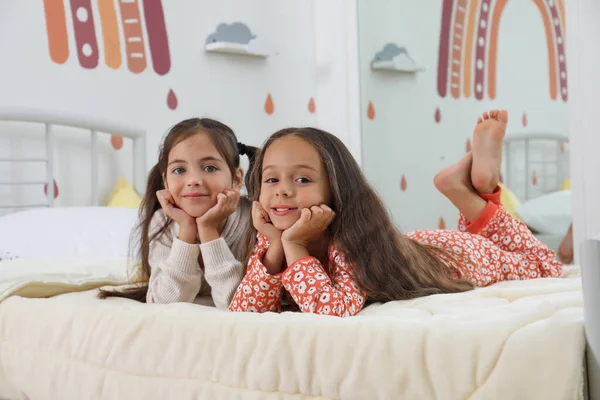 Χαριτωμένα Κορίτσια Πιτζάμες Στο Κρεβάτι Στο Σπίτι — Φωτογραφία Αρχείου