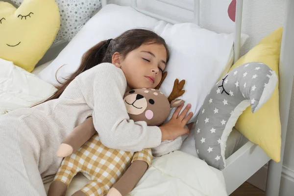 Nettes Mädchen Pyjama Schläft Mit Spielzeug Hirsch Hause — Stockfoto