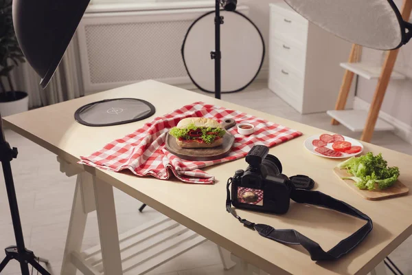 Επαγγελματική Φωτογραφική Μηχανή Και Σύνθεση Νόστιμο Σάντουιτς Στο Τραπέζι Στο — Φωτογραφία Αρχείου