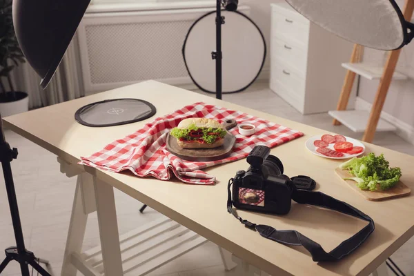 Câmera Profissional Composição Com Sanduíche Saboroso Mesa Estúdio Fotos Fotografia — Fotografia de Stock