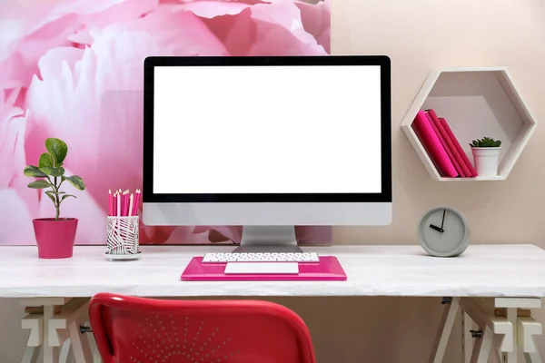 Elegante Lugar Trabajo Con Ordenador Moderno Elementos Color Rosa Interior — Foto de Stock