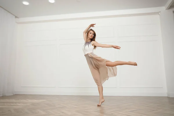 Bella Ballerina Professionista Che Pratica Mosse Studio — Foto Stock
