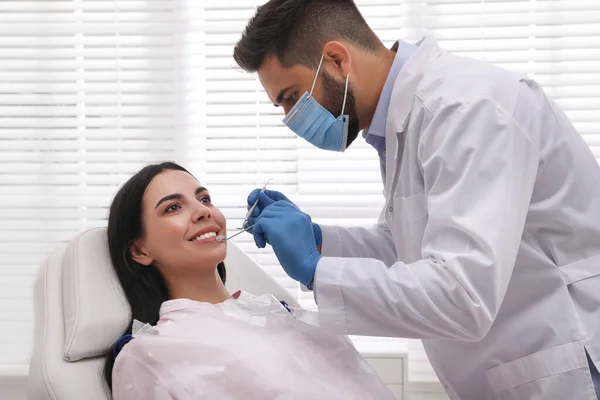 Modern Klinikte Dişçi Genç Bayanın Dişlerini Inceliyor — Stok fotoğraf
