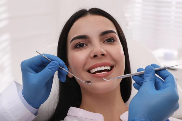 Dentiste Examinant Les Dents Jeune Femme Dans Une Clinique Moderne — Photo