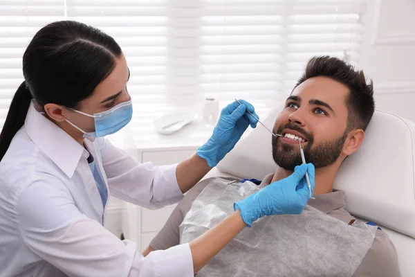 Dentista Examinando Dentes Jovem Clínica Moderna — Fotografia de Stock