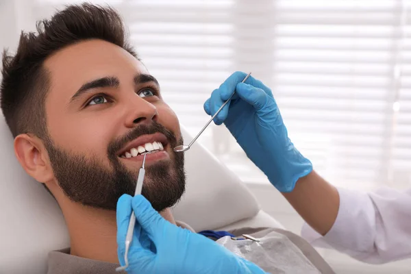 Zahnarzt Untersucht Zähne Eines Jungen Mannes Moderner Klinik — Stockfoto