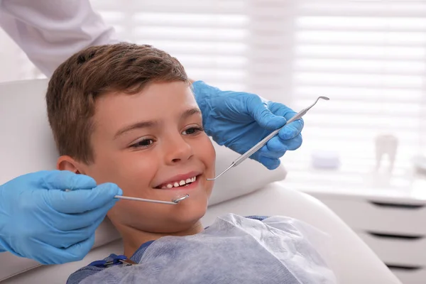 Dentista Examinando Dientes Niño Clínica Moderna —  Fotos de Stock