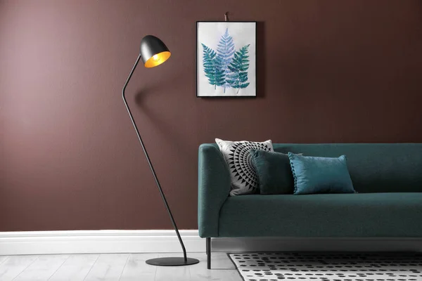 소파와 램프가 실내의 아름다운 — 스톡 사진