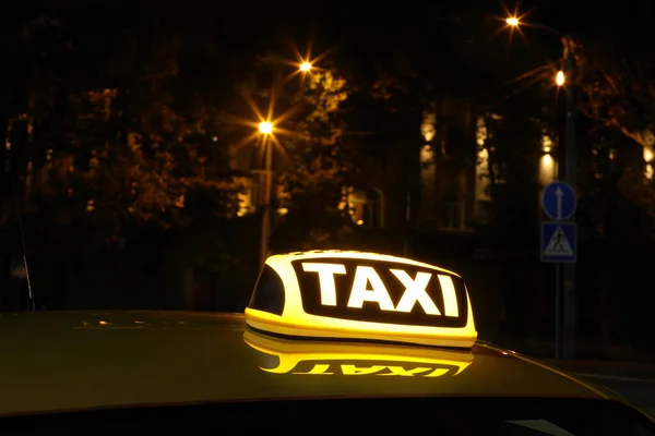 Carro Táxi Com Sinal Amarelo Rua Cidade Noite — Fotografia de Stock