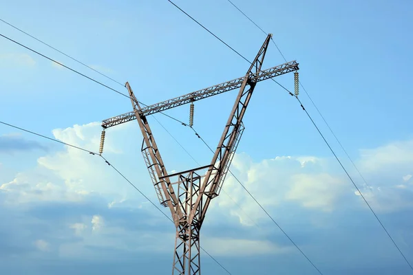 Telefonmast Mit Kabeln Unter Blauem Himmel Freien — Stockfoto