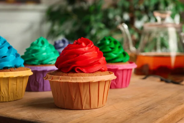 Deliciosos Cupcakes Con Crema Mesa Madera Primer Plano — Foto de Stock
