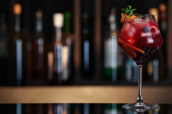 Utsökt Sangria Cocktail Svart Bord Baren Plats För Text — Stockfoto