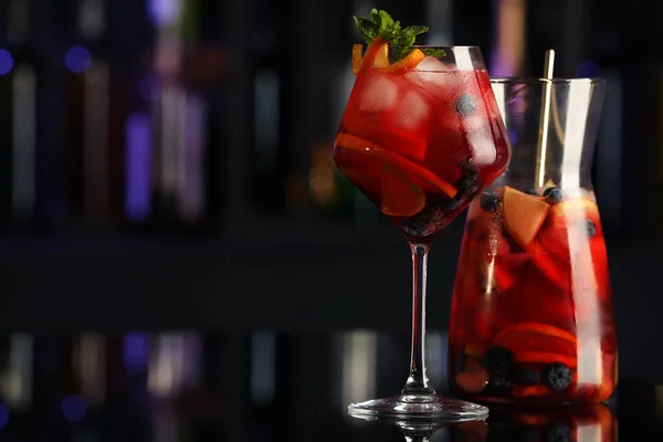 Köstlicher Sangria Cocktail Auf Schwarzem Tisch Der Bar Raum Für — Stockfoto