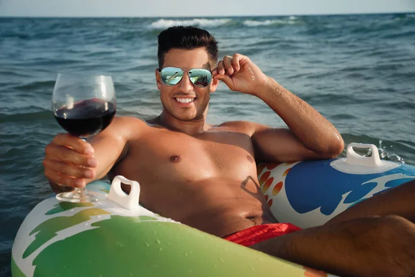 Hombre Con Copa Vino Anillo Inflable Descansando Mar — Foto de Stock