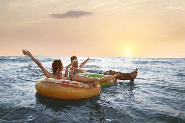 Gelukkig Paar Met Opblaasbare Ringen Zee — Stockfoto