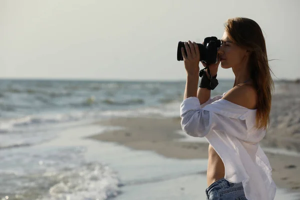 Fotograf Fotografování Profesionální Kamerou Blízkosti Moře — Stock fotografie