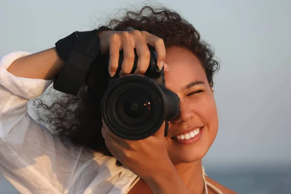 Fotógrafo Afro Americano Fotografando Com Câmera Profissional Livre — Fotografia de Stock